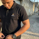 [Pague Só 3, Leve 5!] Polo Ursus Masculina em Malha Piquet (Algodão e Poliéster) com Acabamento Reforçado e Logo Bordado + 3 Bermudas e Relógio